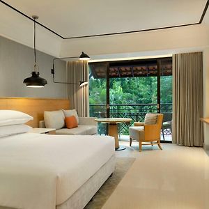 Grand Deluxe King balcony & Club Lounge Access